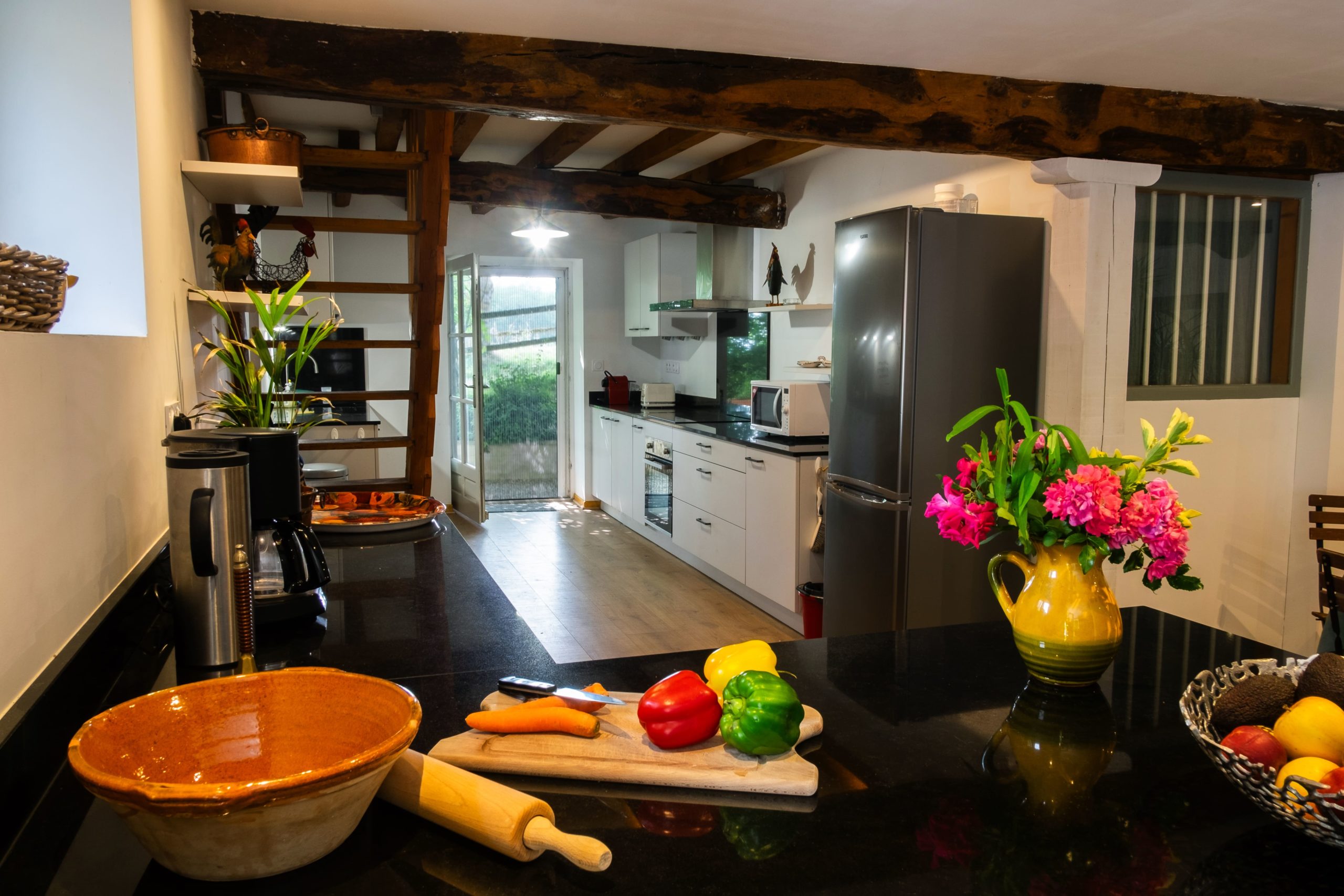 Cuisine professionnelle du domaine, équipée pour recevoir un cuisinier pendant une retraite