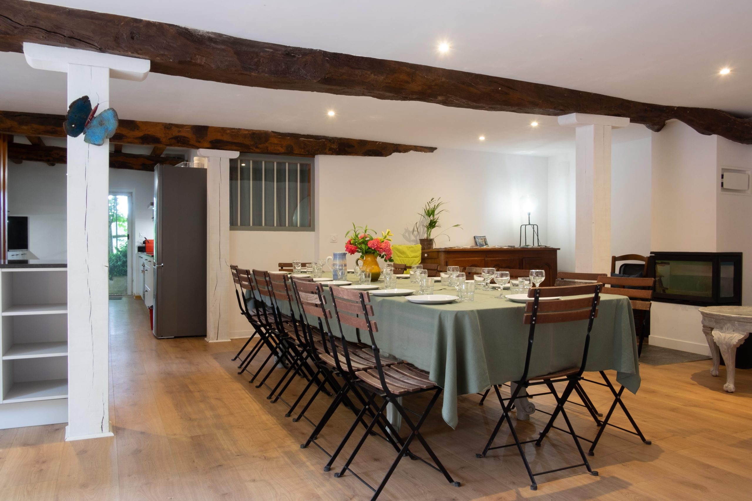 Grande salle à manger du Domaine de La Planésié configurée en salle d'étude pour les cours théoriques d'une formation de yoga