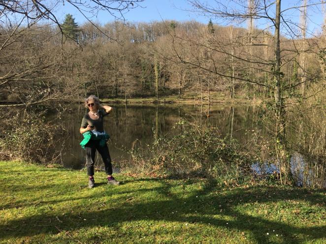 Sentier en sous-bois du bois privatif de 22 hectares, pour la marche méditative pendant une retraite en silence
